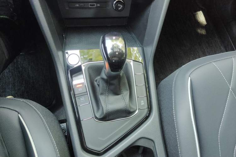Used Volkswagen Tiguan L 2025 Model, Outstanding Version, 300TSI Automatic Two-Wheel Drive Longteng Edition Gear Lever