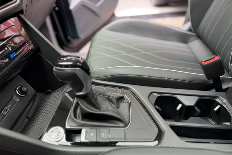Used Volkswagen Tiguan L 2025 Model, Outstanding Version, 300TSI Automatic Two-Wheel Drive Longteng Edition Gear Lever