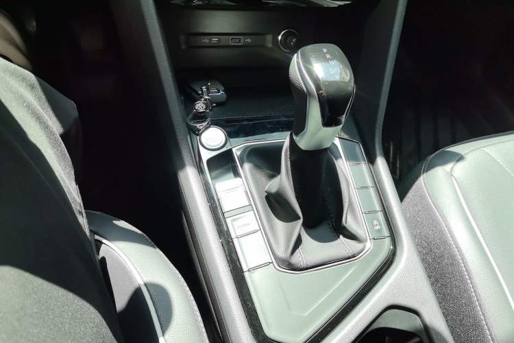 Used Volkswagen Tiguan L 2025 Model, Outstanding Version, 300TSI Automatic Two-Wheel Drive Longteng Edition Gear Lever