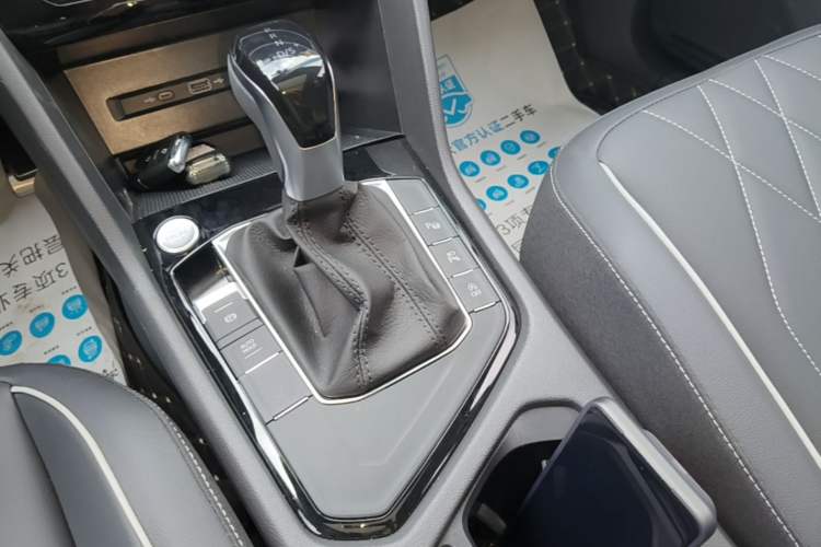 Used Volkswagen Tiguan L 2025 Model Outstanding Version 330TSI Automatic Two-Wheel Drive R-Line Longyao Edition Gear Lever