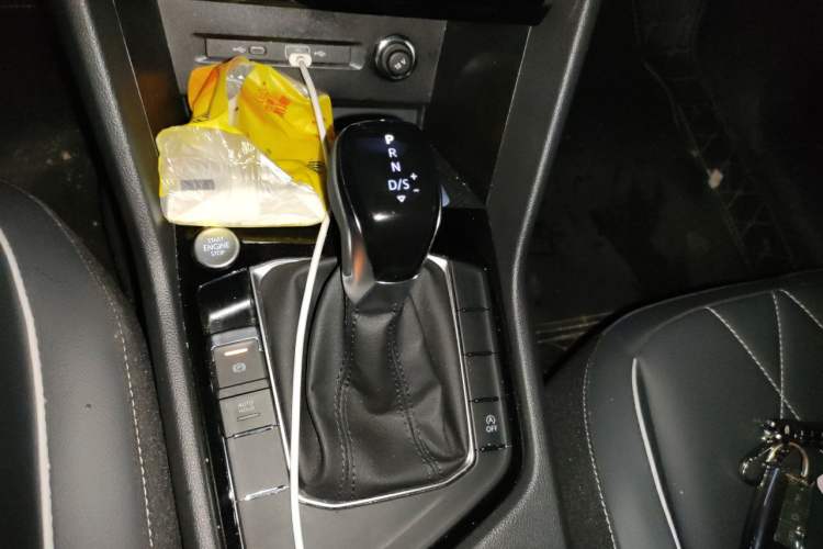 Used Volkswagen Tiguan L 2025 Model, Outstanding Version, 300TSI Automatic Two-Wheel Drive Longteng Edition Gear Lever