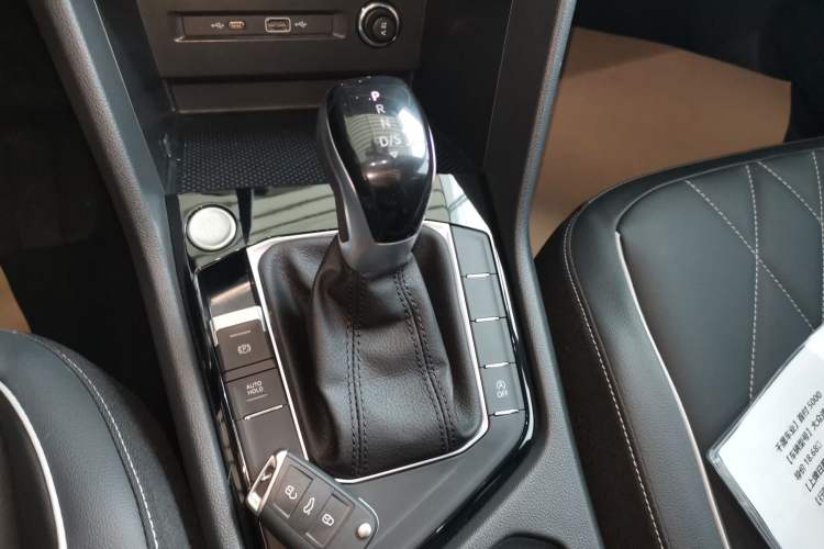 Used Volkswagen Tiguan L 2025 Model, Outstanding Version, 300TSI Automatic Two-Wheel Drive Longteng Edition Gear Lever