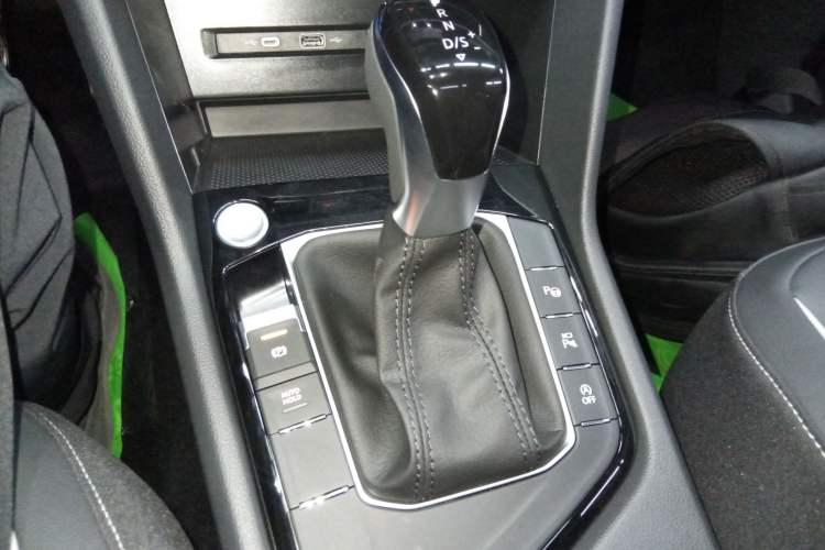 Used Volkswagen Tiguan L 2025 Model Outstanding Version 330TSI Automatic Two-Wheel Drive R-Line Longyao Edition Gear Lever