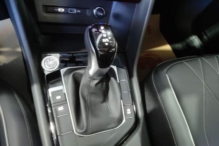 Used Volkswagen Tiguan L 2025 Model, Outstanding Version, 300TSI Automatic Two-Wheel Drive Longteng Edition Gear Lever