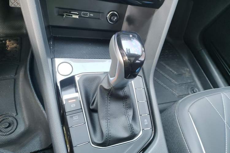 Used Volkswagen Tiguan L 2025 Model, Outstanding Version, 300TSI Automatic Two-Wheel Drive Longteng Edition Gear Lever