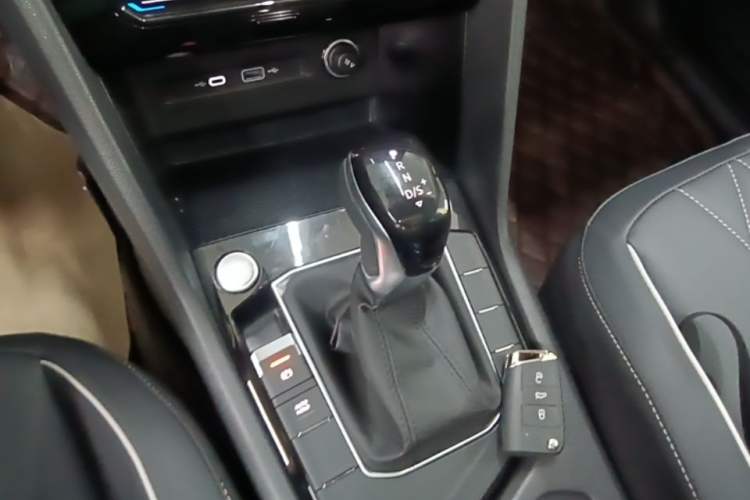 Used Volkswagen Tiguan L 2025 Model, Outstanding Version, 300TSI Automatic Two-Wheel Drive Longteng Edition Gear Lever