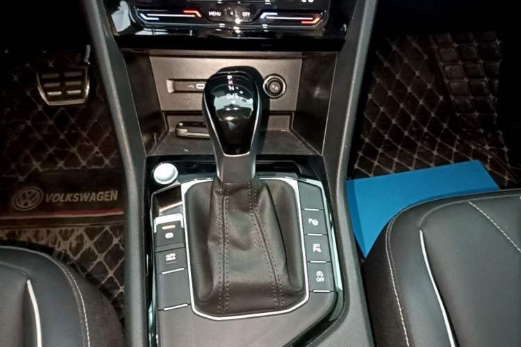 Used Volkswagen Tiguan L 2025 Model Outstanding Version 330TSI Automatic Two-Wheel Drive R-Line Longyao Edition Gear Lever
