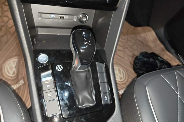 Used Volkswagen Tiguan L 2025 Model, Outstanding Version, 300TSI Automatic Two-Wheel Drive Longteng Edition Gear Lever