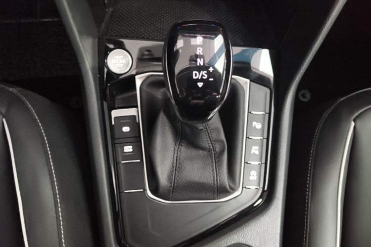 Used Volkswagen Tiguan L 2025 Model Outstanding Version 330TSI Automatic Two-Wheel Drive R-Line Longyao Edition Gear Lever
