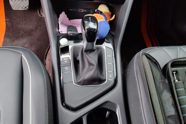 Used Volkswagen Tiguan L 2025 Model, Outstanding Version, 300TSI Automatic Two-Wheel Drive Longteng Edition Gear Lever