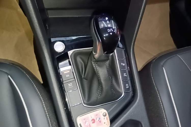 Used Volkswagen Tiguan L 2025 Model Outstanding Version 330TSI Automatic Two-Wheel Drive R-Line Longyao Edition Gear Lever