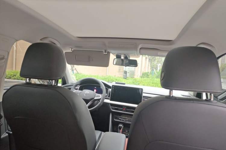 Used Volkswagen Tiguan L 2025 Model, Outstanding Version, 300TSI Automatic Two-Wheel Drive Longteng Edition Headliner