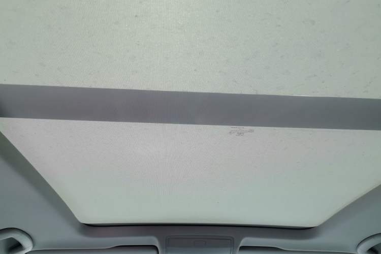 Used Volkswagen Tiguan L 2025 Model, Outstanding Version, 300TSI Automatic Two-Wheel Drive Longteng Edition Headliner
