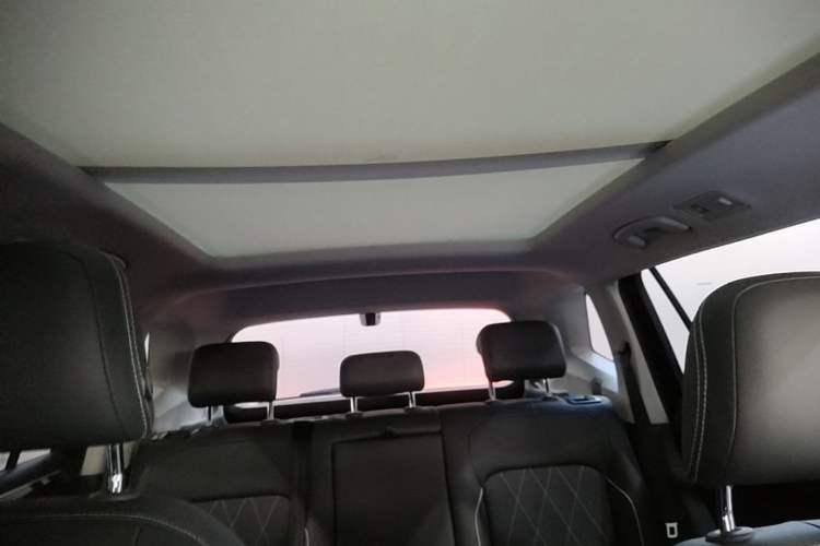 Used Volkswagen Tiguan L 2025 Model, Outstanding Version, 300TSI Automatic Two-Wheel Drive Longteng Edition Headliner