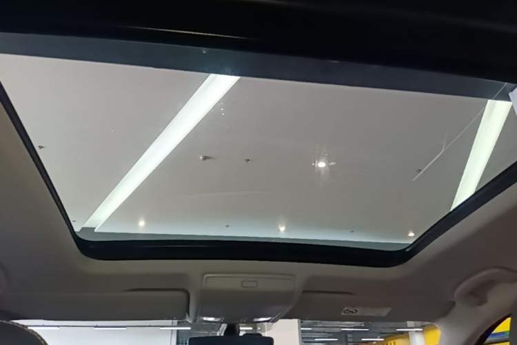 Used Volkswagen Tiguan L 2025 Model Outstanding Version 330TSI Automatic Two-Wheel Drive R-Line Longyao Edition Headliner