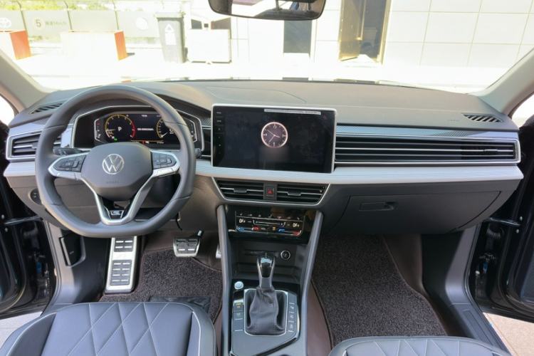 Used Volkswagen Tiguan L 2025 Model Outstanding Version 330TSI Automatic Two-Wheel Drive R-Line Longyao Edition Interior 1