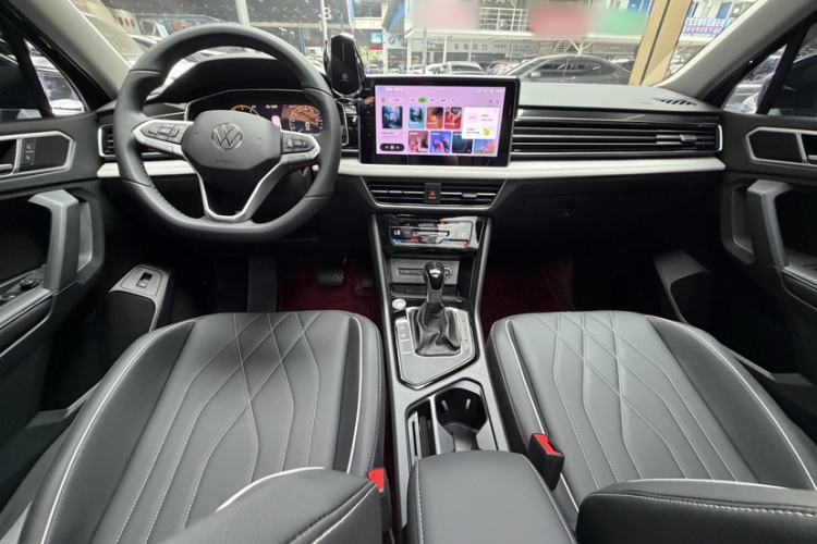 Used Volkswagen Tiguan L 2025 Model, Outstanding Version, 300TSI Automatic Two-Wheel Drive Longteng Edition Interior 1