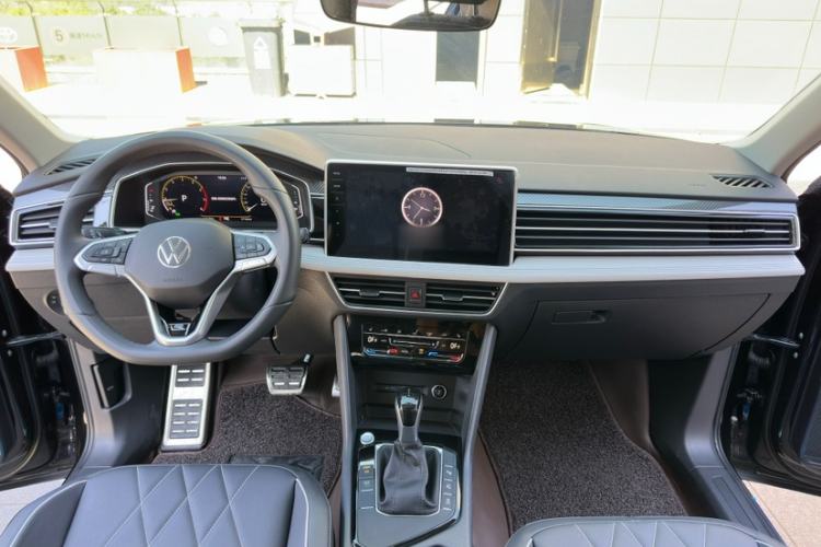 Used Volkswagen Tiguan L 2025 Model Outstanding Version 330TSI Automatic Two-Wheel Drive R-Line Longyao Edition Interior 1