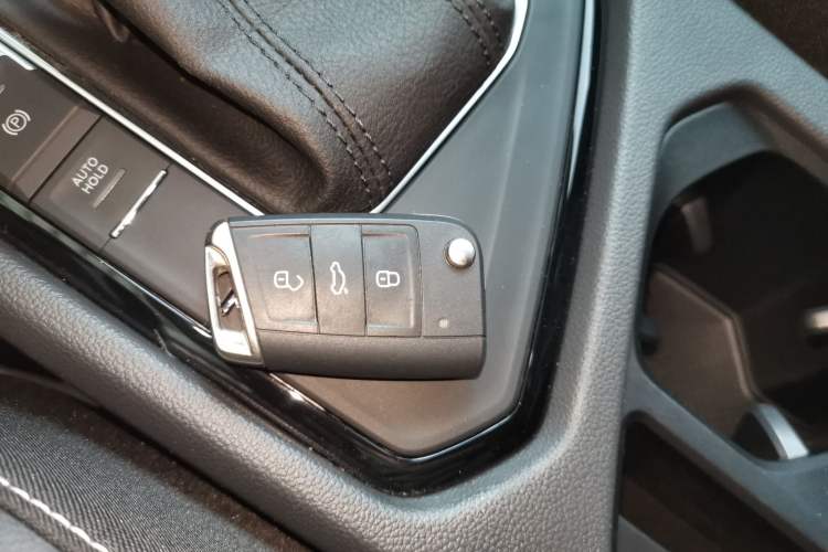 Used Volkswagen Tiguan L 2025 Model, Outstanding Version, 300TSI Automatic Two-Wheel Drive Longteng Edition Interior 1