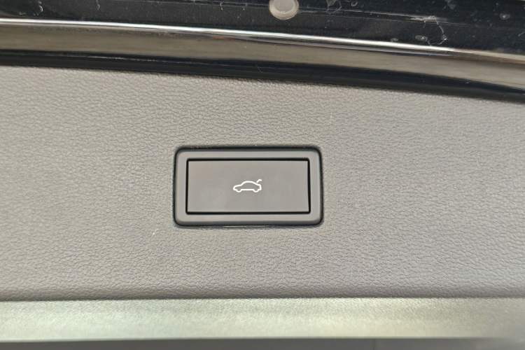 Used Volkswagen Tiguan L 2025 Model, Outstanding Version, 300TSI Automatic Two-Wheel Drive Longteng Edition Interior 1