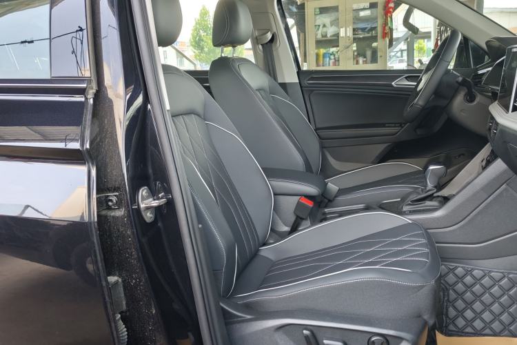 Used Volkswagen Tiguan L 2025 Model, Outstanding Version, 300TSI Automatic Two-Wheel Drive Longteng Edition Interior 10
