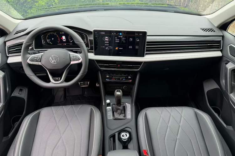 Used Volkswagen Tiguan L 2025 Model Outstanding Version 330TSI Automatic Two-Wheel Drive R-Line Longyao Edition Interior 2