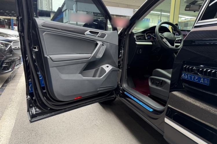 Used Volkswagen Tiguan L 2025 Model, Outstanding Version, 300TSI Automatic Two-Wheel Drive Longteng Edition Interior 2