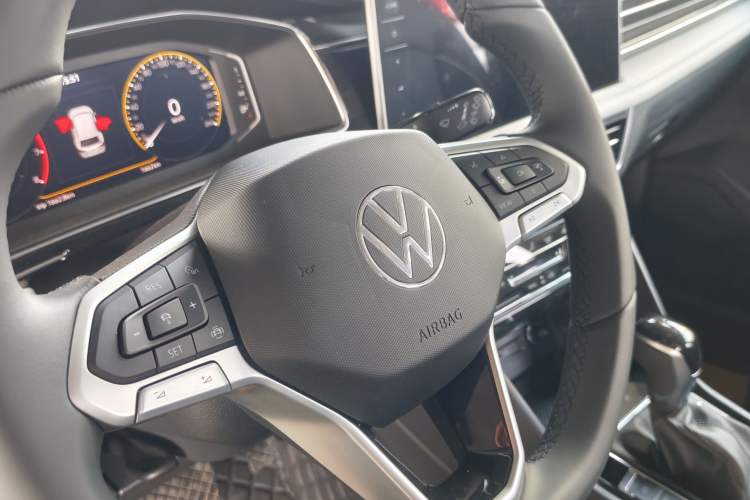 Used Volkswagen Tiguan L 2025 Model, Outstanding Version, 300TSI Automatic Two-Wheel Drive Longteng Edition Interior 2