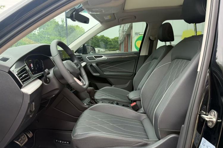 Used Volkswagen Tiguan L 2025 Model Outstanding Version 330TSI Automatic Two-Wheel Drive R-Line Longyao Edition Interior 3