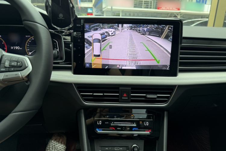 Used Volkswagen Tiguan L 2025 Model, Outstanding Version, 300TSI Automatic Two-Wheel Drive Longteng Edition Interior 3