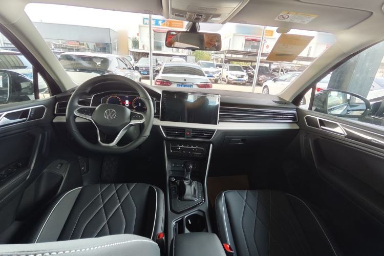 Used Volkswagen Tiguan L 2025 Model, Outstanding Version, 300TSI Automatic Two-Wheel Drive Longteng Edition Interior 3