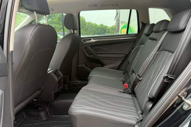 Used Volkswagen Tiguan L 2025 Model Outstanding Version 330TSI Automatic Two-Wheel Drive R-Line Longyao Edition Interior 4