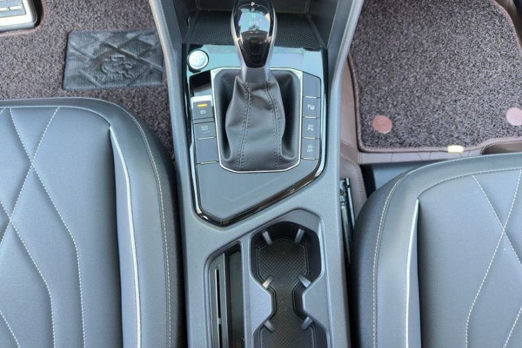 Used Volkswagen Tiguan L 2025 Model Outstanding Version 330TSI Automatic Two-Wheel Drive R-Line Longyao Edition Interior 4
