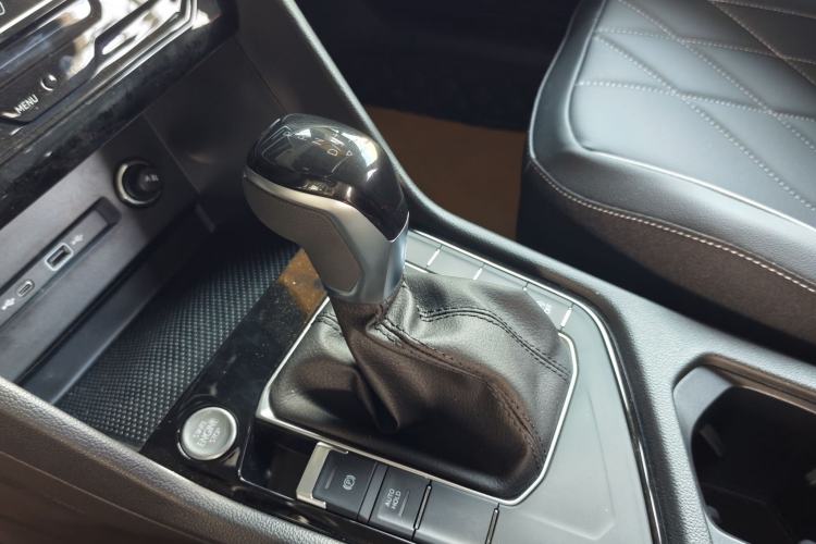 Used Volkswagen Tiguan L 2025 Model, Outstanding Version, 300TSI Automatic Two-Wheel Drive Longteng Edition Interior 4