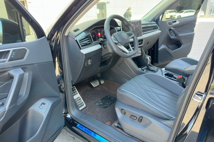 Used Volkswagen Tiguan L 2025 Model Outstanding Version 330TSI Automatic Two-Wheel Drive R-Line Longyao Edition Interior 5