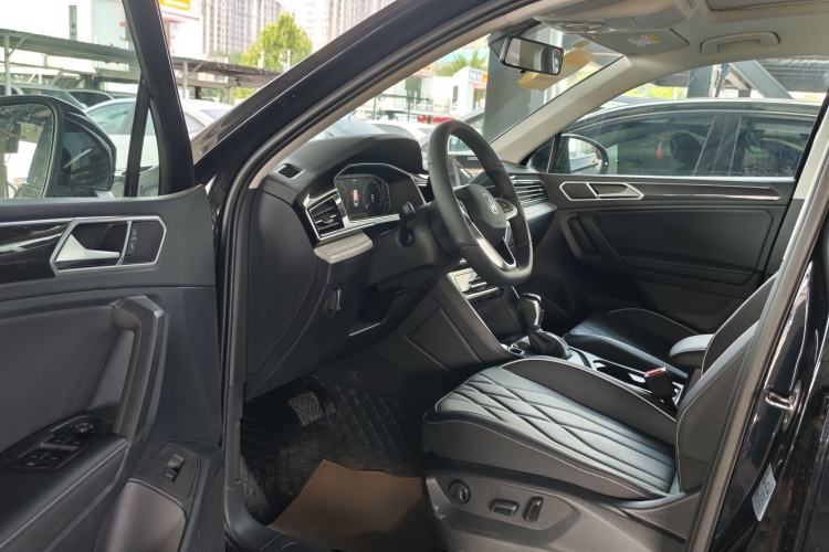 Used Volkswagen Tiguan L 2025 Model, Outstanding Version, 300TSI Automatic Two-Wheel Drive Longteng Edition Interior 5