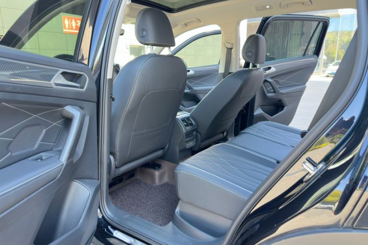 Used Volkswagen Tiguan L 2025 Model Outstanding Version 330TSI Automatic Two-Wheel Drive R-Line Longyao Edition Interior 6