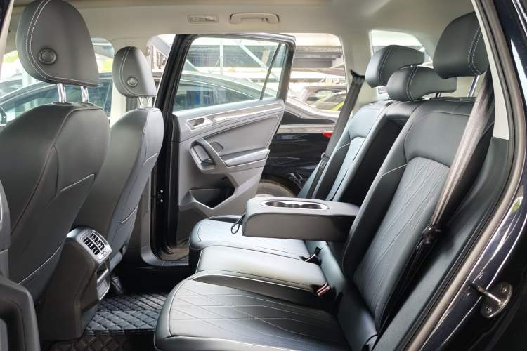 Used Volkswagen Tiguan L 2025 Model, Outstanding Version, 300TSI Automatic Two-Wheel Drive Longteng Edition Interior 6