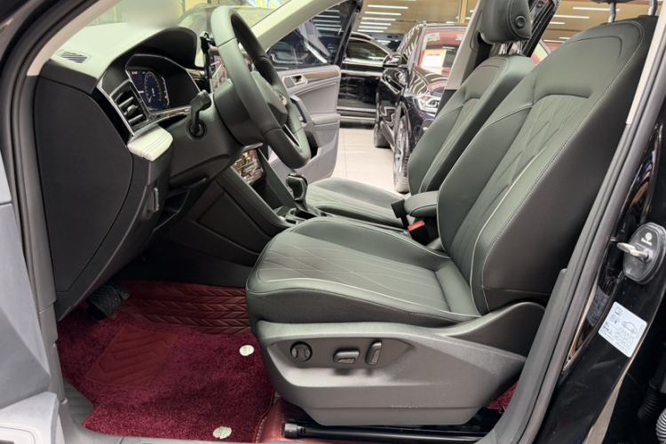 Used Volkswagen Tiguan L 2025 Model, Outstanding Version, 300TSI Automatic Two-Wheel Drive Longteng Edition Interior 7
