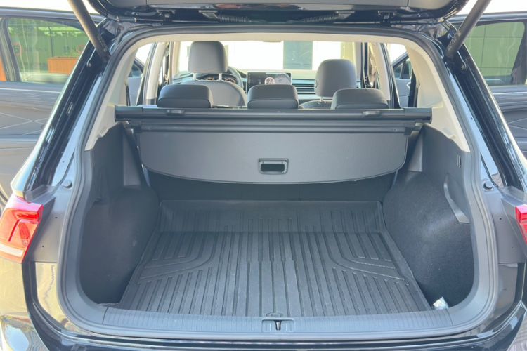 Used Volkswagen Tiguan L 2025 Model Outstanding Version 330TSI Automatic Two-Wheel Drive R-Line Longyao Edition Interior 8