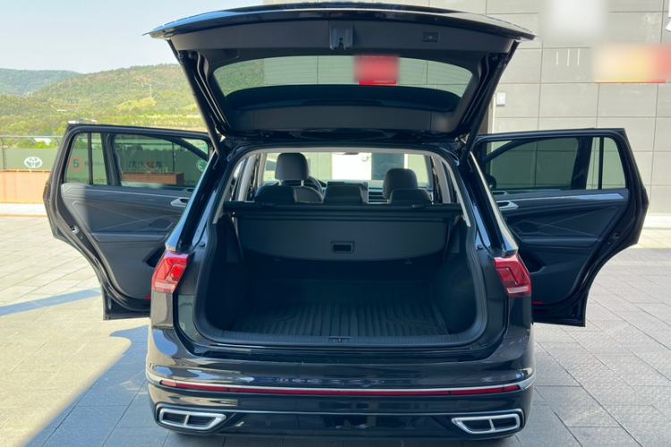 Used Volkswagen Tiguan L 2025 Model Outstanding Version 330TSI Automatic Two-Wheel Drive R-Line Longyao Edition Interior 9