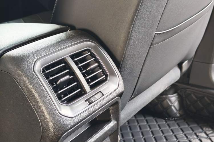 Used Volkswagen Tiguan L 2025 Model, Outstanding Version, 300TSI Automatic Two-Wheel Drive Longteng Edition Interior 9