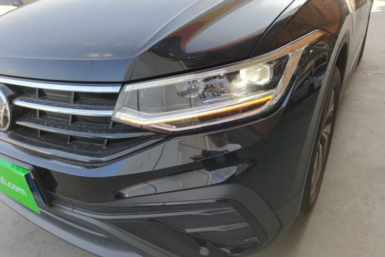 Used Volkswagen Tiguan L 2025 Model, Outstanding Version, 300TSI Automatic Two-Wheel Drive Longteng Edition Left Front Headlight