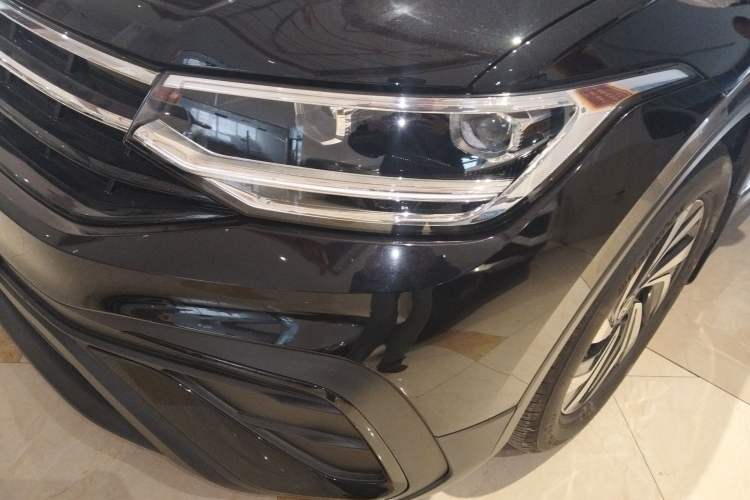 Used Volkswagen Tiguan L 2025 Model, Outstanding Version, 300TSI Automatic Two-Wheel Drive Longteng Edition Left Front Headlight