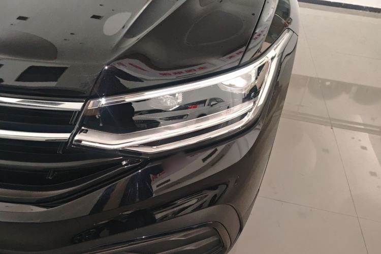 Used Volkswagen Tiguan L 2025 Model, Outstanding Version, 300TSI Automatic Two-Wheel Drive Longteng Edition Left Front Headlight