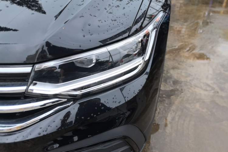 Used Volkswagen Tiguan L 2025 Model, Outstanding Version, 300TSI Automatic Two-Wheel Drive Longteng Edition Left Front Headlight