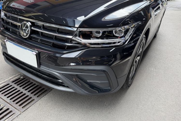 Used Volkswagen Tiguan L 2025 Model, Outstanding Version, 300TSI Automatic Two-Wheel Drive Longteng Edition Left Front Headlight