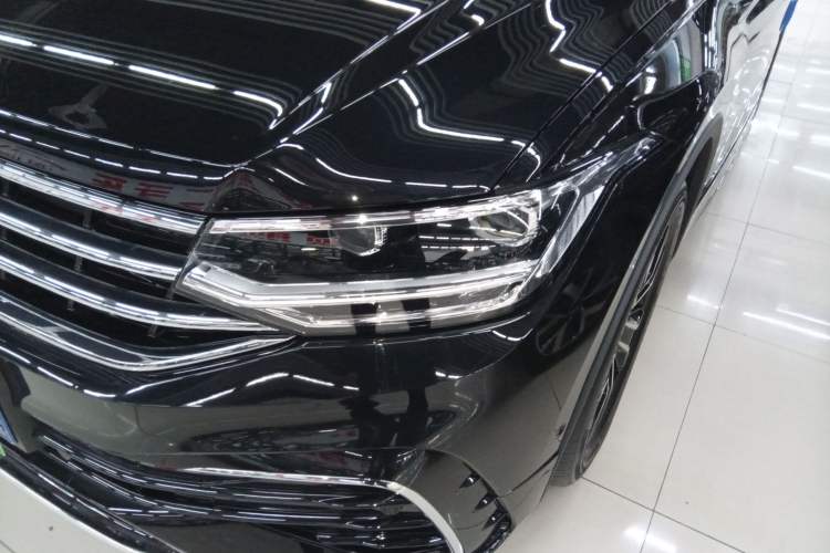 Used Volkswagen Tiguan L 2025 Model Outstanding Version 330TSI Automatic Two-Wheel Drive R-Line Longyao Edition Left Front Headlight