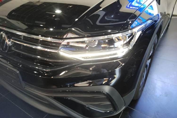 Used Volkswagen Tiguan L 2025 Model, Outstanding Version, 300TSI Automatic Two-Wheel Drive Longteng Edition Left Front Headlight