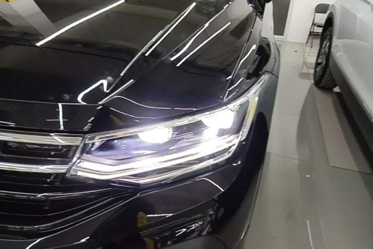 Used Volkswagen Tiguan L 2025 Model, Outstanding Version, 300TSI Automatic Two-Wheel Drive Longteng Edition Left Front Headlight